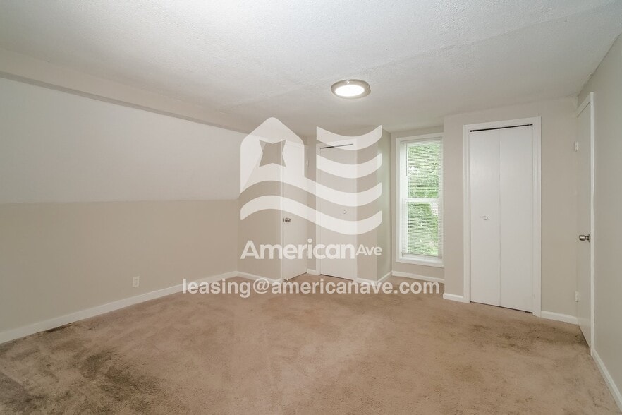 Building Photo - 520 N Gladstone Ave