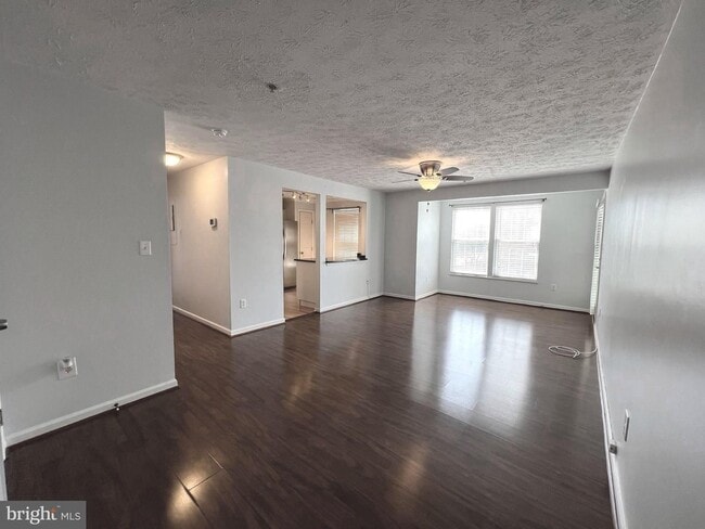 Building Photo - Beautiful 2bd 2bth mid level condo featuri...