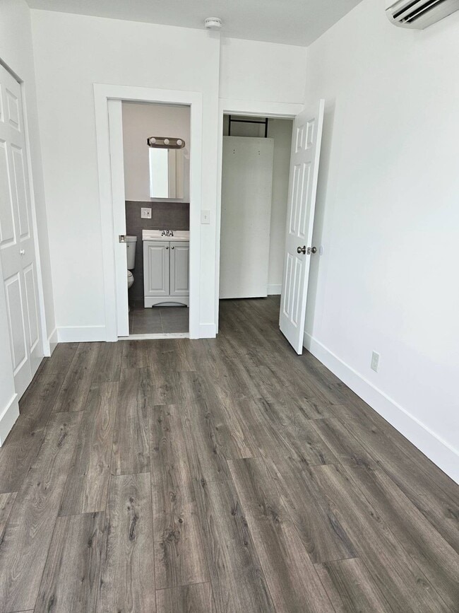 Building Photo - 312 E 26th St