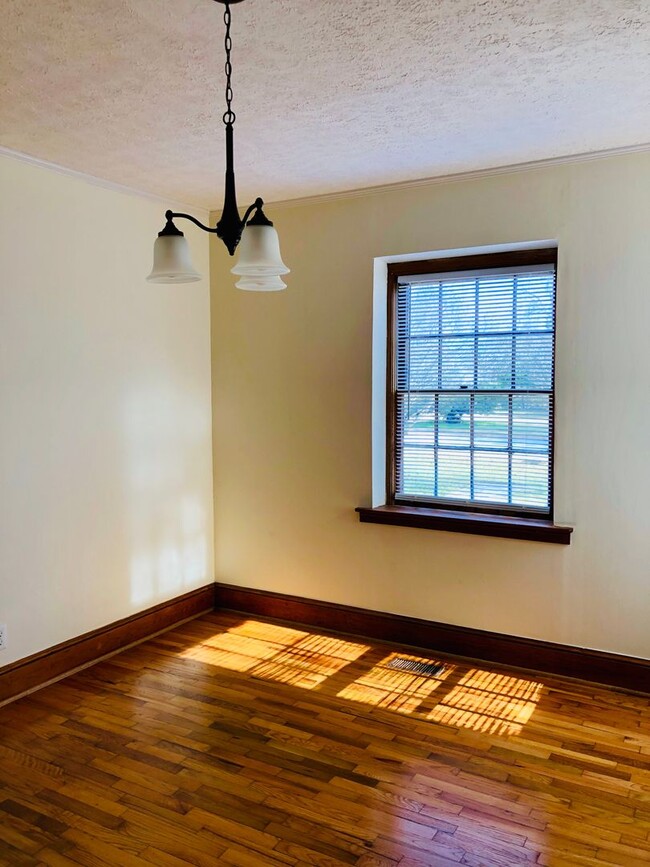 Building Photo - Charming 1940's Cottage