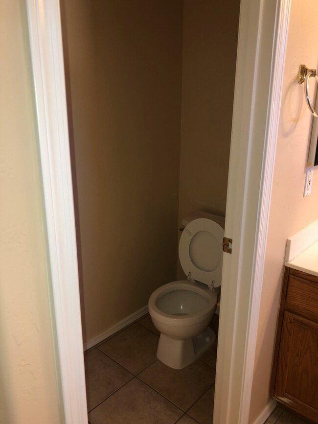 Building Photo - 2Bedroom plus Den-Mountain View & Sparklin...