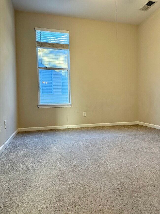 Building Photo - 104 Sunflower Pl