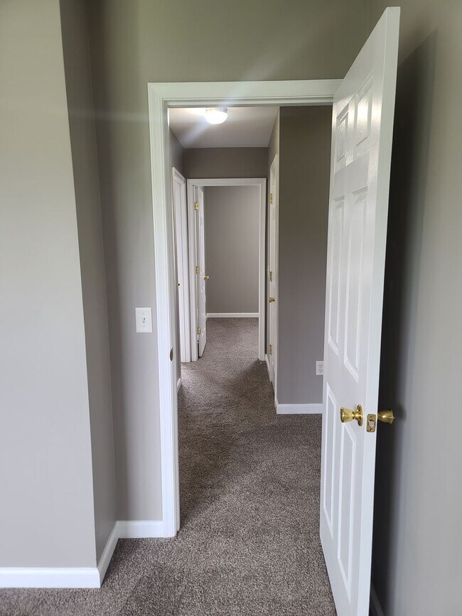 Building Photo - 3 Bed 2.5 Bath Townhome Ready for You in W...