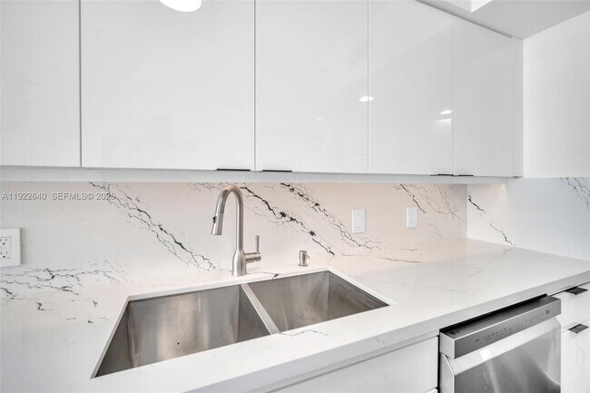 Building Photo - 16445 Collins Ave