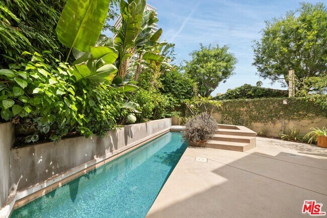 Building Photo - 1121 La Collina Dr