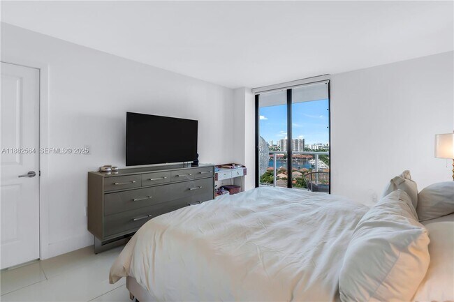 Building Photo - 3701 N Country Club Dr