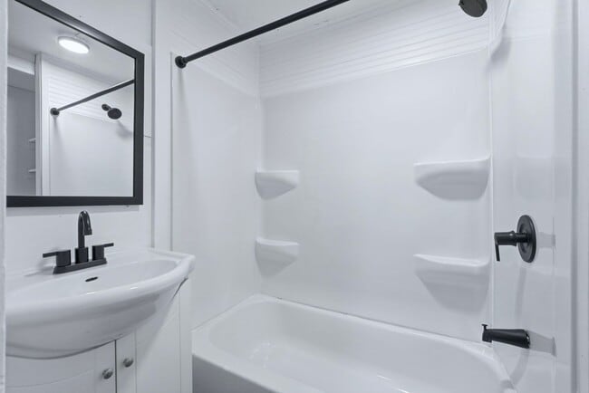 Building Photo - 3-Bed, 2-Bath Home with Large Kitchen & De...