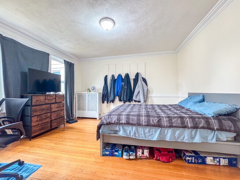 Building Photo - 28 Manet Rd