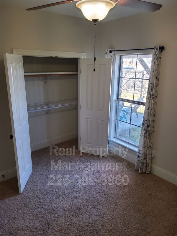 Building Photo - 10950 Hillpark Ave