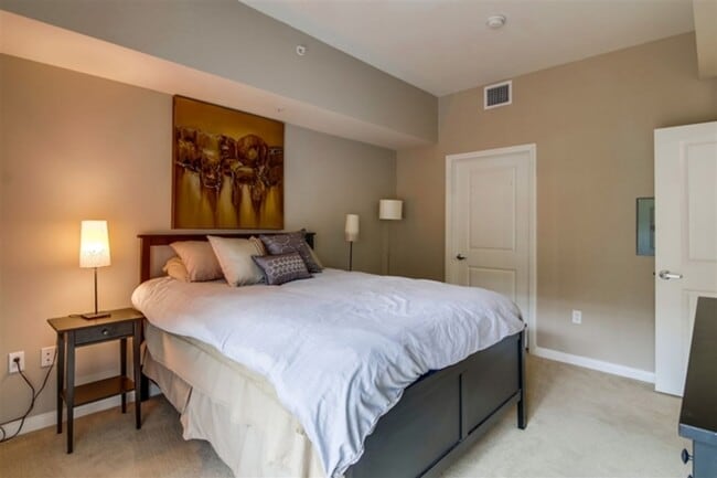 Building Photo - Large 1 Bedroom 1 Bath next to Petco Park