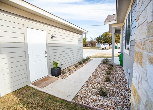 Building Photo - 200 Rose Dr