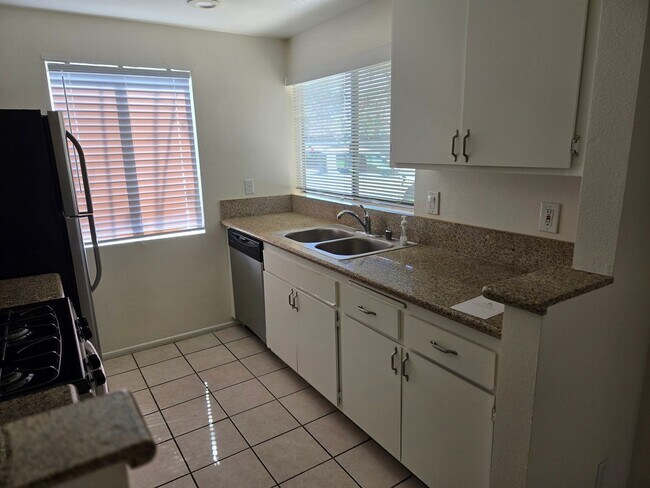 Building Photo - Lovely Ground Level 1 Bedroom 1 Bathroom In Irvine