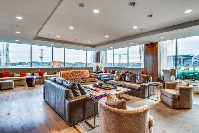 Building Photo - 2 Bed, 2 Bath Luxury High-rise Condo w/ Pa...
