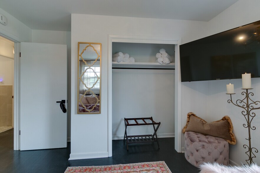 Building Photo - 101 Carnavon Pky