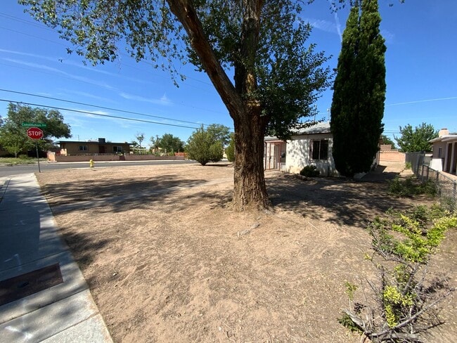 Building Photo - 2 Bedroom Single Story Home Available Near...