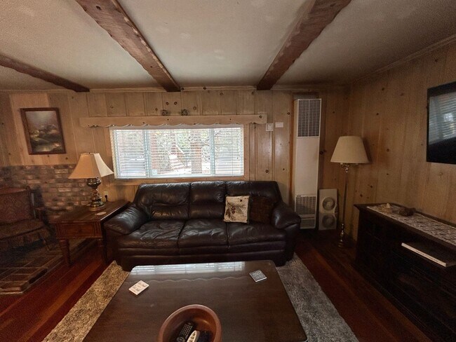 Building Photo - Great Neighborhood Near the Lake and Stateline Area - Long Term Rental