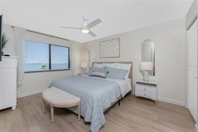 Building Photo - 1500 Park Beach Cir