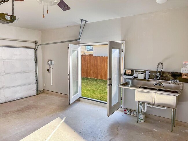 Building Photo - 308 S Brook Dr