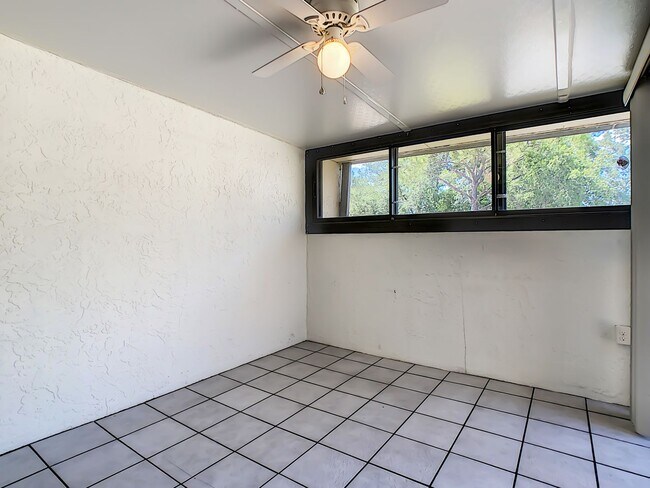 Building Photo - RARE 3 BEDROOM/ 2 BATH IN THE HIGHLY DESIR...