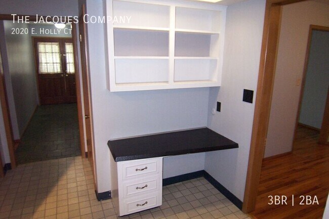 Building Photo - 2020 E Holly Ct