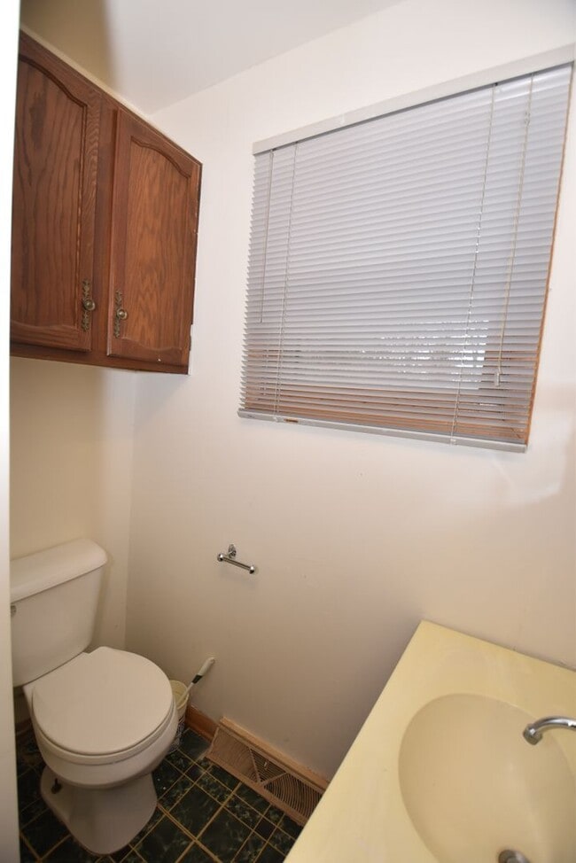 Building Photo - Mishawaka- 3 bedroom Country living near the Main Street Shopping and Edison Lakes business distr...