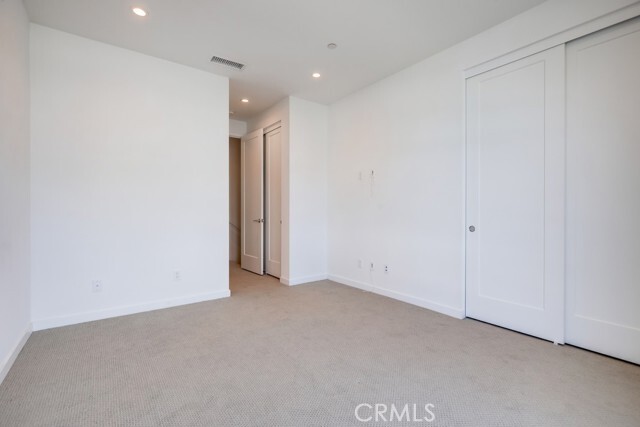 Building Photo - 335 Placemark