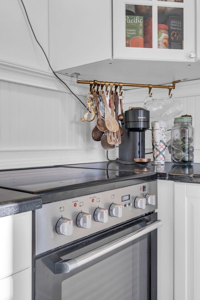 Building Photo - Available in March. Nashville 2 BED charming cottage for rent. Renovated with darling details and...