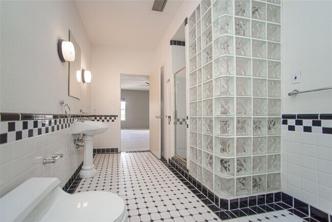 Building Photo - 8101 El Mundo St