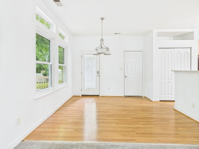 Building Photo - Stunning 4-Bedroom, 2.5-Bathroom Home in t...