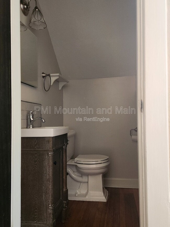 Building Photo - 39 Westover Dr