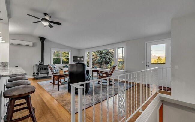 Building Photo - Hauser Lake View Home With Shop