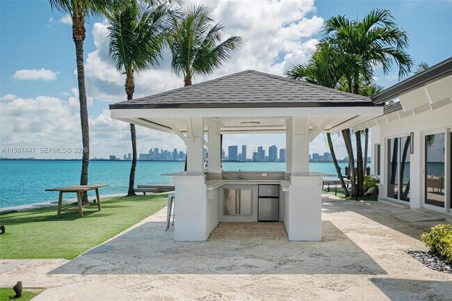 Building Photo - 1365 Bay Terrace