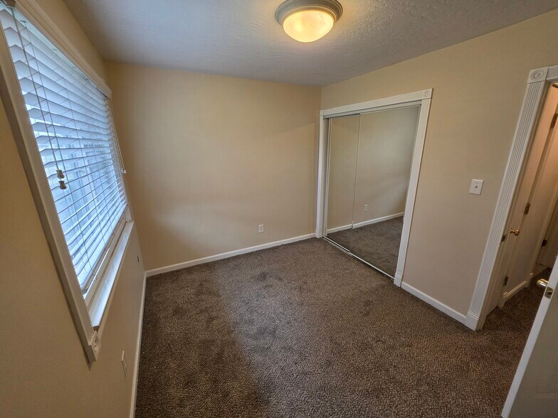 Building Photo - 935 E Huron River Dr