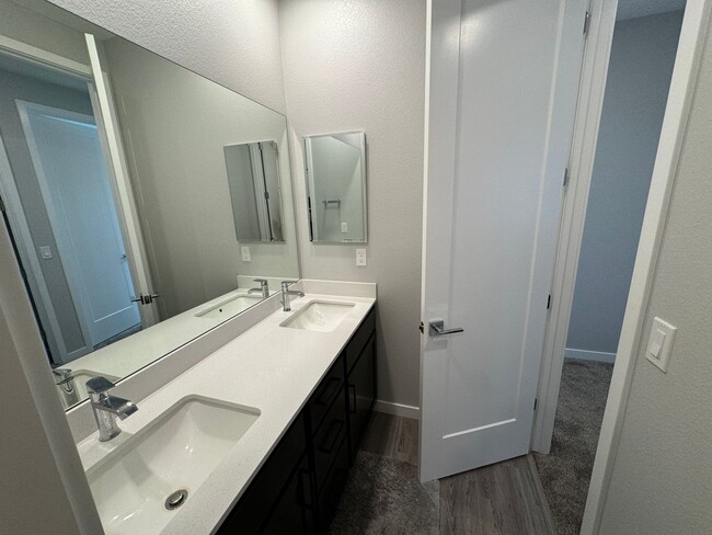 Building Photo - New Ryder Home Tons of Upgrades