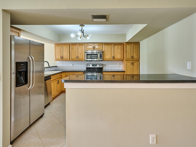 Building Photo - 6040 Glendale Dr