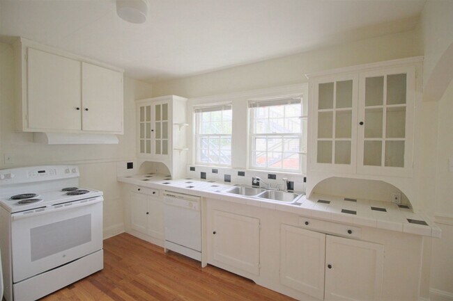 Building Photo - Charming 2 Bedroom Duplex in Lakewood!