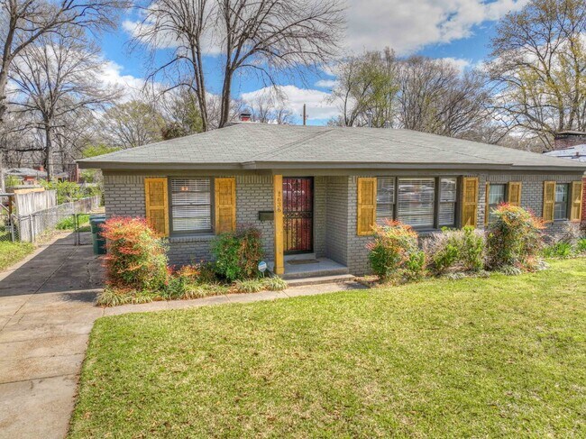 Building Photo - Colonial Acres East Memphis cutie! 3 bedrooms and tons of updates! Appliances included.