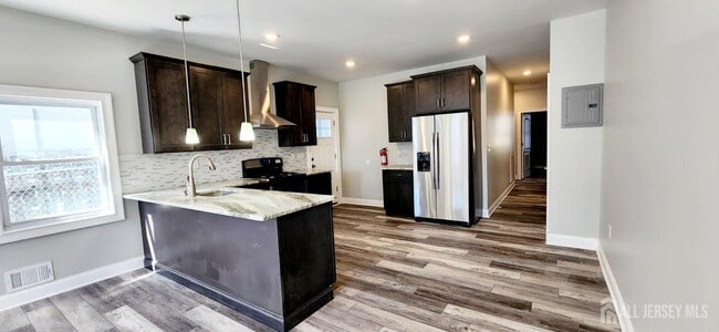 Building Photo - 493 Washington St