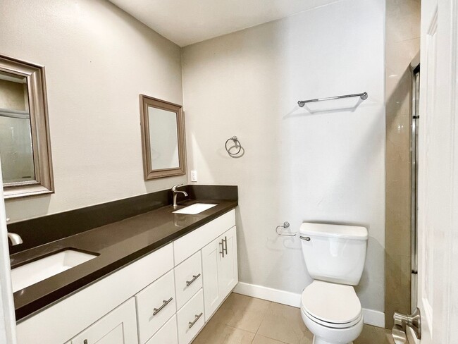 Building Photo - 2 Bedroom 1 Bath Room Fully Updated Single...