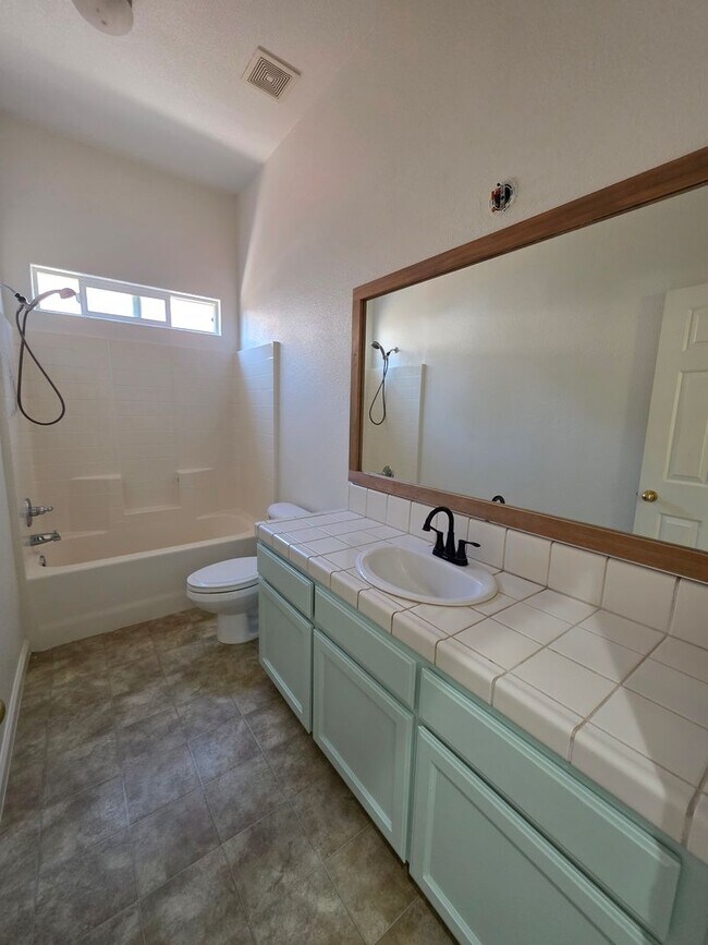 Building Photo - 3 bedroom 2 bathroom in a desirable SE Vis...