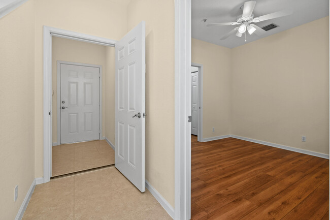Building Photo - 147 Greenwich Cir