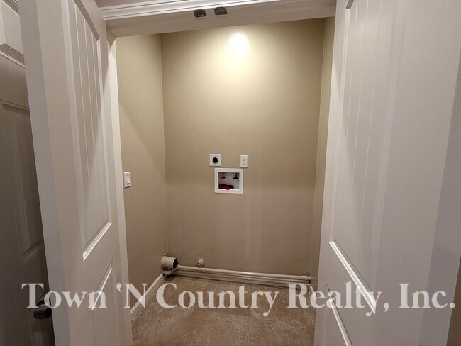 Building Photo - 613 Archer St