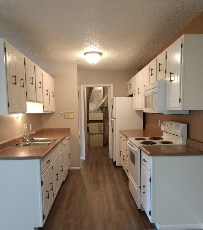 Building Photo - ALL PROSPECTIVE TENANTS MUST SUBMIT A $58 NON-REFUNDABLE APPLICATION FEE PER APPLICANT ONLINE AND...