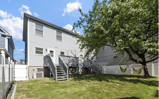 Building Photo - 284 Silzer St