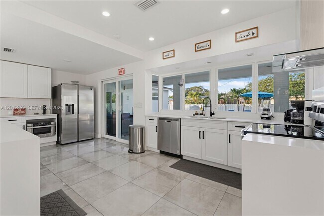 Building Photo - 632 S Crescent Dr