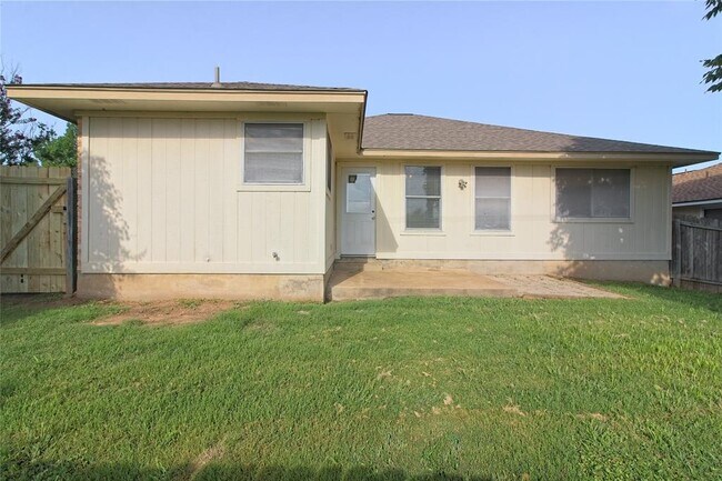 Building Photo - 300 Caladium Ct