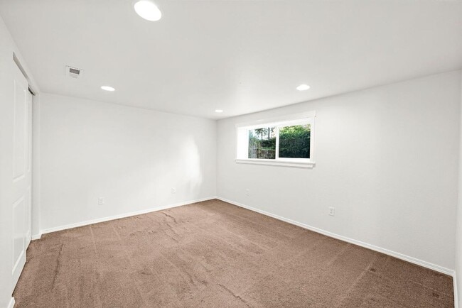 Building Photo - Modern 4-Story Townhouse in Tacoma’s Histo...