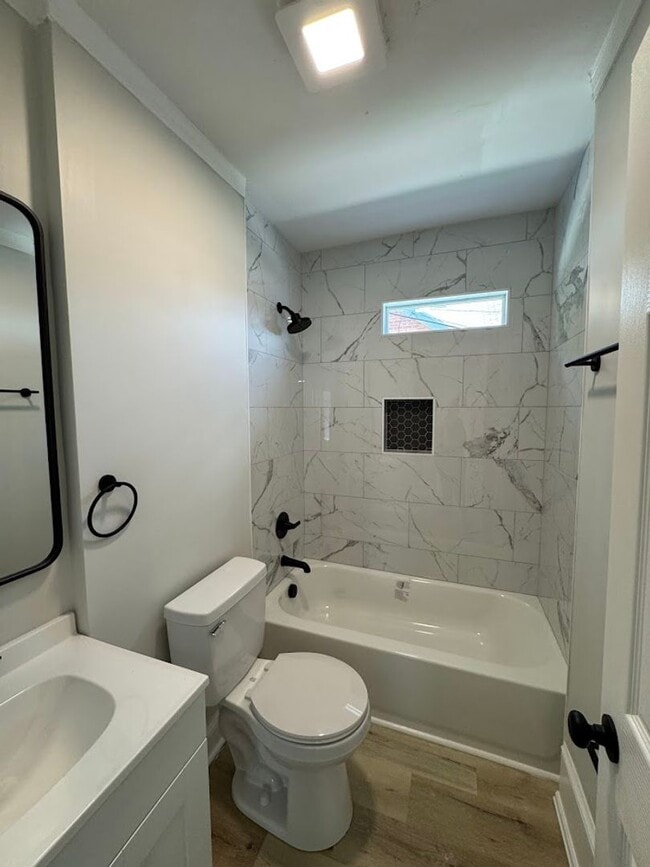 Building Photo - 3bed/1bath House $1395!