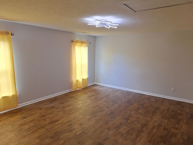 Building Photo - Wonderful Four Bedroom Home Located in Nor...
