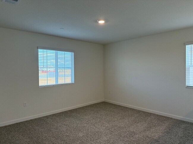 Building Photo - Beautiful 5 bed 3 bath located in West Ros...